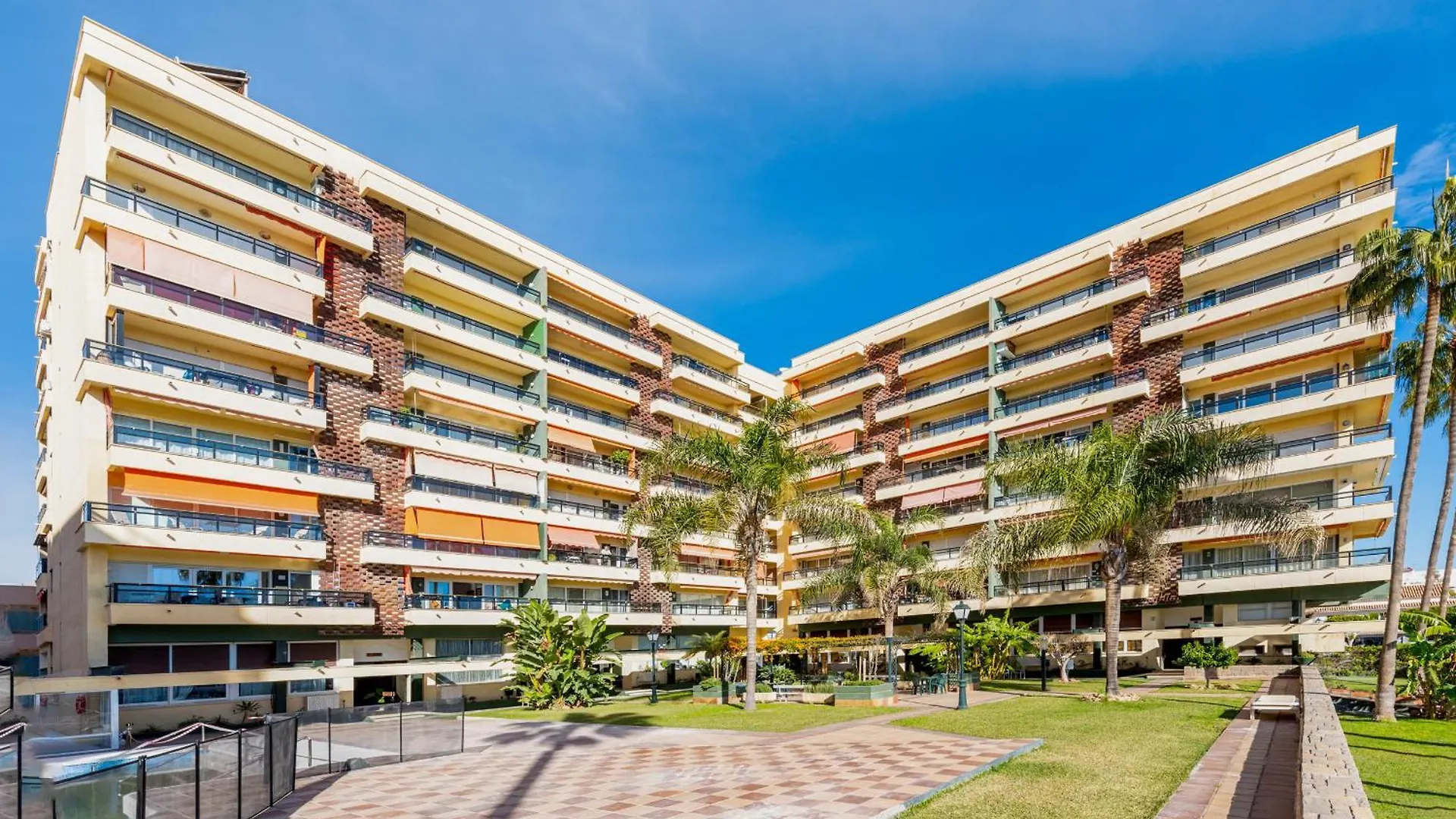 Апартаменты La Carihuela Beachfront II - Comfort, Style & Sea Views Торремолинос